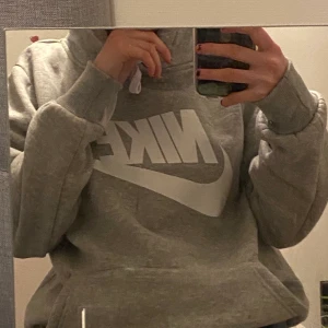 Grå Nike Hoodie - Storlek S, Knappt använd, grå Nike hoodie, bra skick.