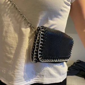 Svart kedjeväska - Svart kedjeväska från Scorett. Sparsamt använd. Hör av er vid frågor! 