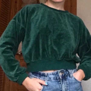 Grön sammaetströja  - Grön sammetströja från BikBok. Superfin, typ aldrig använd❤️ frakt tillkommer
