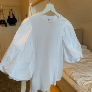 Topp med puffärm💓 - Puffärmad topp från H&M x Johanna Ortiz. Storlek S, true to size! Några mindre fläckar på framsida.