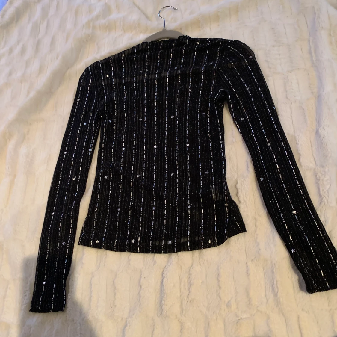 Snygg svart och glittrig tröja - 90