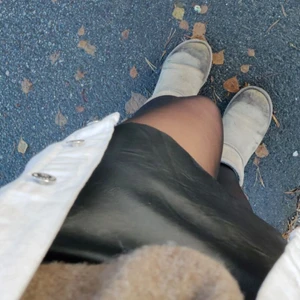 Skinnskjol  - Säljer nu en av mina favoritskjolar då jag tröttnat lite på den skitfin hela året runt. På bilden är det tjejen med gröna jackan som bär skjolen:) vid intresse kan man alltid få fler bilder