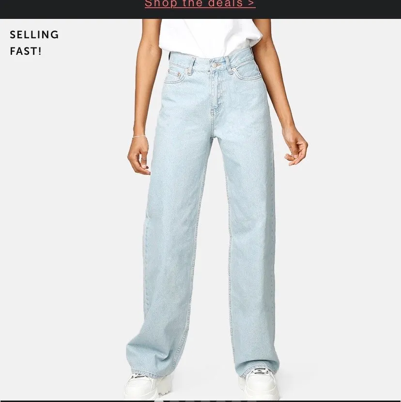 Blåa, vida jeans från Junkyard i storlek 27. . Jeans & Byxor.