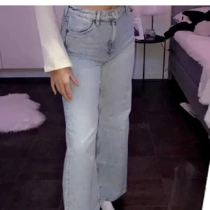 Monki yoko strl 28 - Helt nya jeans som jag endast provat. Väldigt snygga tyvärr har jag ingen användning till dom. Storleken är 28 alltså Xs/S.  Ordinarie pris: 400          Frakten ligger på 80-90kr
