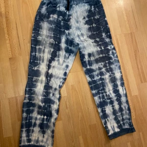 Tie dye byxor i manchester  - Säljer ett par tie dye manchester byxor då dem inte kommer till användning. Använda endast fåtal gånger så skick är 9/10. Storlek W28 L32