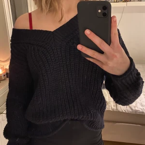 Stickad v-ringad tröja - Svart sticka v-ringad tröja. Oanvänd. Bud börjar på 120