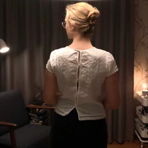 Spetstopp - Sockersöt spetstopp i broderie anglaise från hm. Använd en enda gång på grund av att den är för liten över axlar och bröst på mig. Knäpps med knappar på ryggen. Köpt på hm för 179kr. Skriv gärna vid frågor, eller om ni önskar fler bilder. Tvättas såklart innan den skickas!