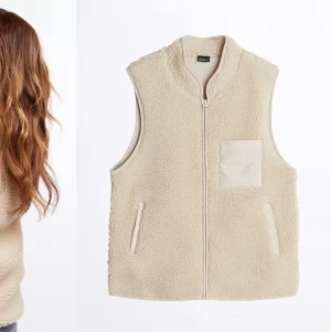 Teddyväst  - Säljer denna näst intill oanvända teddyväst i storlek M ifrån Gina Tricot! Väldigt fin men får inte tillräckligt med användning för den tyvärr. Buda gärna 🧡 Bud just nu 320+frakt :)