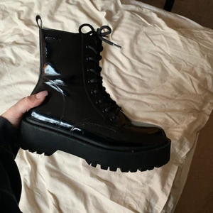 Kängor - Kängor från Din Sko som är mycket sparsamt använda. Storlek 38 men passar mig som vanligtvis brukar ha 39. 