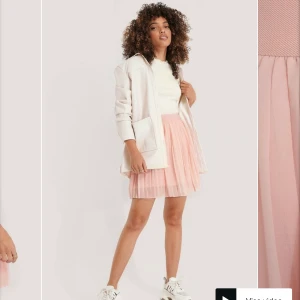  plisserad ljusrosa kjol (till vänster) - jättesöt kjol från nakd, väldigt bra skick. Kjolen är väldigt stretchig så passar många kroppstyper (strl Xs) (köpt för 249kr)