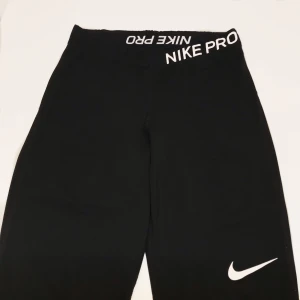 Nike pro träningstights  - Svarta Nike pro träningstights. Små defekter men inget man tänker på. Köparen står för frakten <3 Högsta bud: 150kr + frakt
