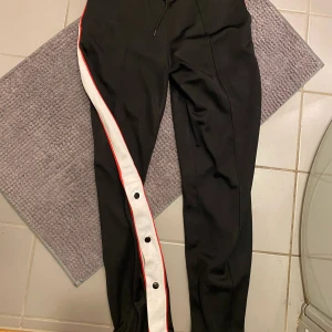 Mjukisbyxor - Mjukisbyxor från junkyard som är i normal längd. Säljer pga att jag behöver x-long i längd. 