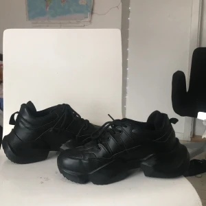 NAKD Svarta Chunky Skor  - Säljer mina chunky sneakers från NAKD för att de kommer inte till användning. Dem är aldrig använda och är i princip som helt nya. :) 