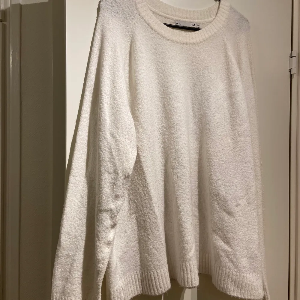 En vit stickad tröja från lager157, nopprig, se bild. Köparen står för frakt 🥰🥰. Stickat.