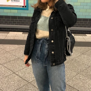 Jeansjacka Lager157 - Säljer min svart/gråa jeansjacka från Lager 157 i storlek XS. Den är rätt oversized så passar S också. mycket bra skick! Nypris 399kr