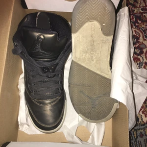 Air Jordan 5 - Air Jordan 5 Retro Prem HC. Storlek 38.5. Köpta på SneakersNStuff förra året på rean, dom fanns inne för några månader sen för hela priset. Använt bara några få gånger, var inte så snygga som jag har tänkt. Men , Jordan 5 tycker jag kan vara en snygg sko.