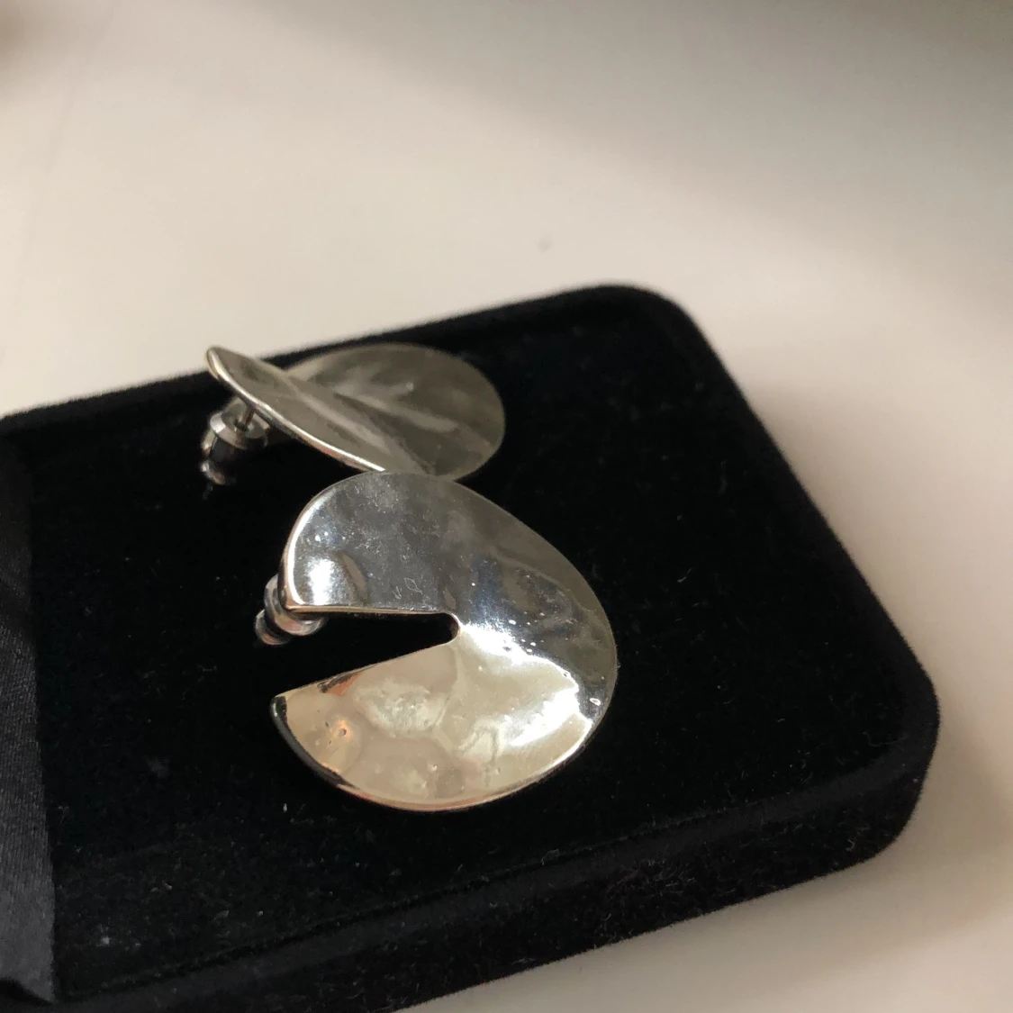 Oanvända silvriga örhängen  - 90