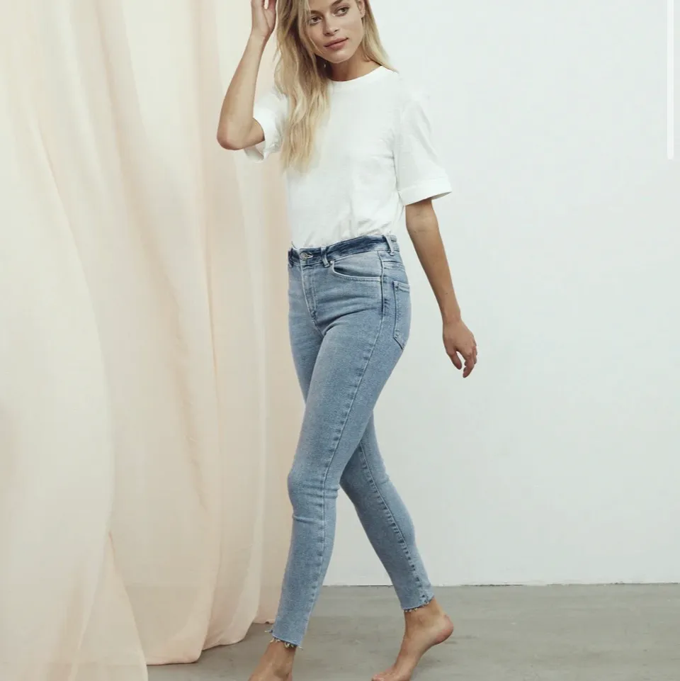 Ljusblå jeans från bikbok i strl S. Superbra skick. Köptes för 599kr innan sommarn så säljs nu för 100+frakt💕. Jeans & Byxor.