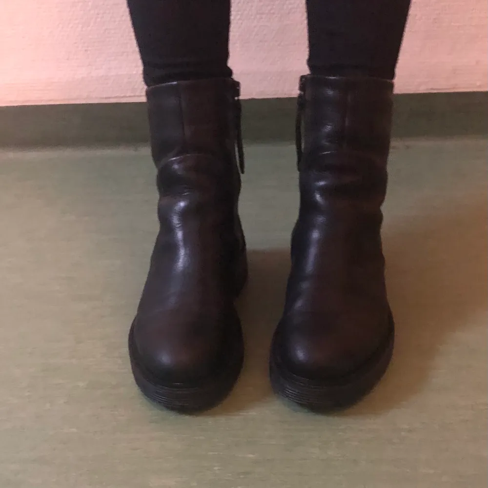 Så sjukt snygga boots från Sneaky Steve (Solid w black sky). Mjukt men robust läder och varmfodrade med syntetisk päls. Jättebekväma och varma, perfekta vinterskor! Mycket bra skick, använda 3-4 ggr. Köpta för 1799 kr, säljer för 750 kr.   Kan mötas upp i Stockholm, annars fraktar jag mot avgift. . Skor.