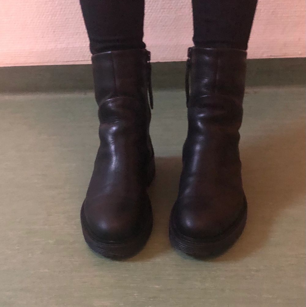 Så sjukt snygga boots från Sneaky Steve (Solid w black sky). Mjukt men robust läder och varmfodrade med syntetisk päls. Jättebekväma och varma, perfekta vinterskor! Mycket bra skick, använda 3-4 ggr. Köpta för 1799 kr, säljer för 750 kr. Kan mötas upp i Stockholm, annars fraktar jag mot avgift. . Skor.