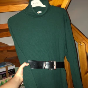 Grön poloklänning - En stor polotröja som kan fungera perfekt som en klänning ihop med skärp.