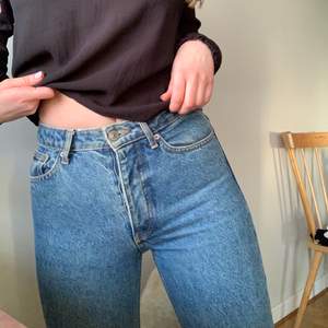 Jeans i perfekt färg och modell från HM i storlek 34. Mina bästa jeans som nu är lite små.... hunden ingår inte. Skickar/möts i malmö🦋