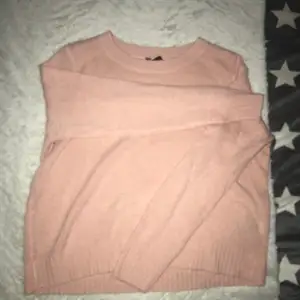 Säljer denna rosa fina tröja för att den inte används. Den är använd fåtal gånger så den är i bra skick. Det är strl M men den sitter som en S skulle jag säga