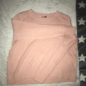 H&M - Säljer denna rosa fina tröja för att den inte används. Den är använd fåtal gånger så den är i bra skick. Det är strl M men den sitter som en S skulle jag säga
