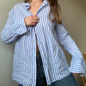 Linneskjorta från Gina tricot. Storlek 40. Jag är xs och passar xs-m beroende på önskad passform🥰 skickar/möts i malmö!🦋