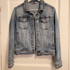 Jeansjacka från Zara  - Blå Jeansjacka från Zara, storlek M.