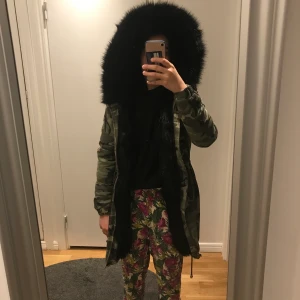 Kamouflage vinterjacka  - En kamouflage vinterjacka med svart päls unuti jackan och på luvan. Väldigt varm och skön!  Osley