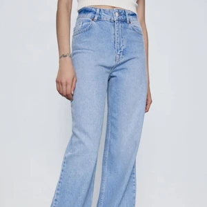 Zara jeans ”full lenght wide leg” storlek 36 - Populära jeans från zara i storlek 36 som tyvärr är lite för små för mig (har normalt 38, så skulle säga att de är normala i storleken), därför sparsamt använda och i bra skick