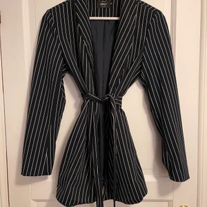 Kavaj/blazer - Vit/blå randig blazer från Only i storlek 38. Endas använd en gång så nyskick! 