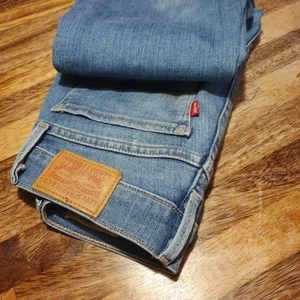 LEVI JEANS. - En Stretching vintage Levi Jean's I långmidjan. Som jag köpte I USA men nu har den blevit smål.Användade några ganger. Finns fler bilder och köpare står på frakt. 