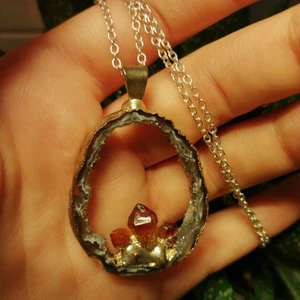 Hänge  - Vacker silvrig kedja med hänge i brun kristall😇 frakt ingår! 