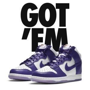 Nike dunk varsity purple - Nike dunk high ”varsity purple” aldrig andvända och dessa goingar är i storlek 40,5 , buda från 2000kr och digitalt kvitto medkommer också såklart skriv i chatten vid frågor eller info mvh elliot 