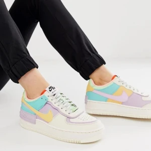 Nike air force 1 shadow  - Säljer mina nike air force i stl 38. Inköpta i februari på & other stories i Göteborg. Helt slutsålda överallt. Pris kan diskuteras💕