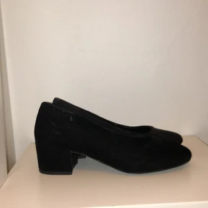 SVARTA LÅGA KLACKSKOR - Svarta låga klackskor som används vid 1 tillfälle