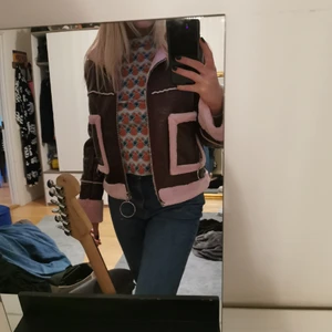 Boohoo Jacka, strl. 40, OANVÄND  - Supersnygg jacka i läderimitation med fake-fluff-detaljer som aldrig kommit till använding! Storlek 40 men liten i storleken, skulle säga 38. Ganska hård och rak i passform, kanske pga den aldrig använts... 