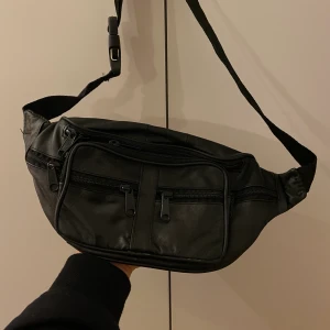 Bumbag - Aldrig använd, köpt på Beyond Retro 🥰 Säljer vid rätt bud 💕