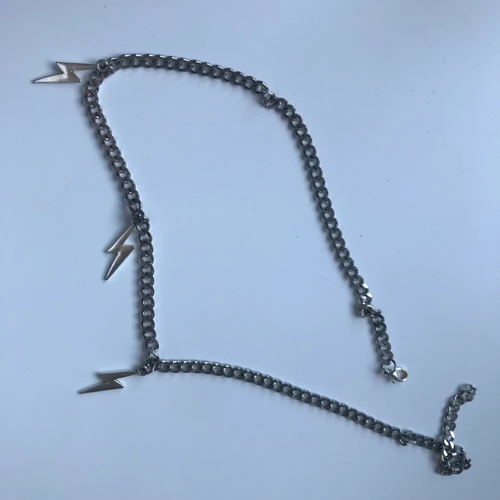 Säljer detta populära halsband med blixtar! Väldigt bra skick! ⚡️⚡️. Accessoarer.