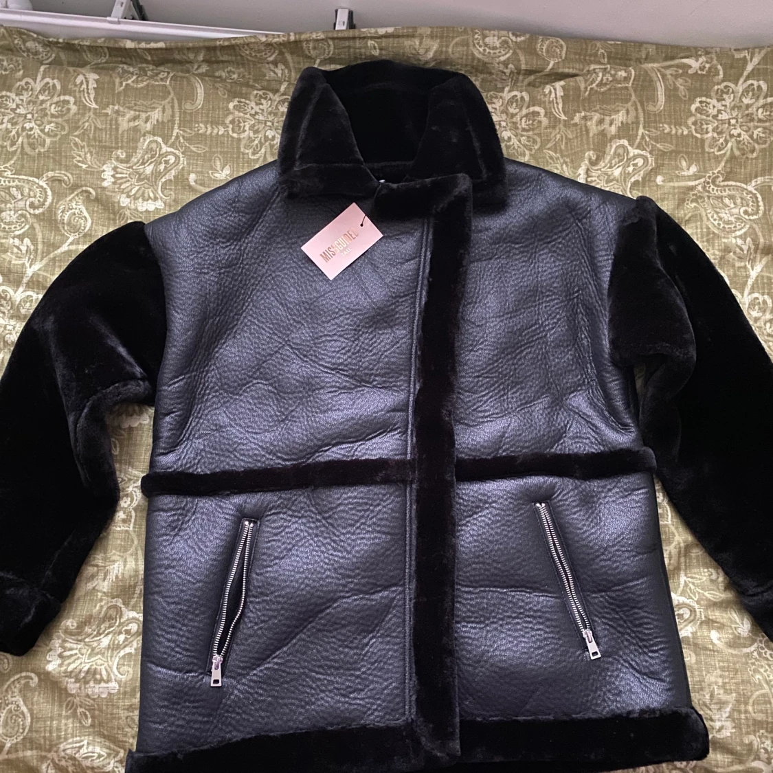 Svart päls och skin jacka