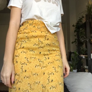 Gul sommar tjol st 34 - Halvlång sommar tjol storlek 34. Prislappen sitter fortfarande på. Köparen står för frakt. Vid köp att 3 plagg bjuder jag på frakt. 🧡