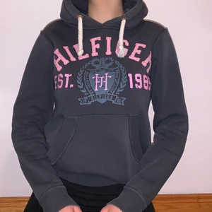 hilfiger hoodie - grå hilfiger hoodie i fint skick. nypris 549kr