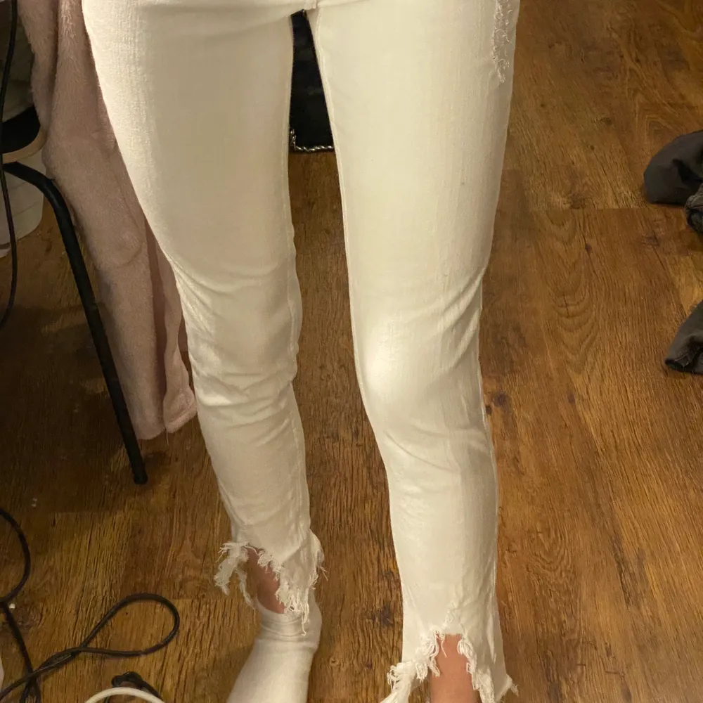 As snygga vita jeans med slitning vid slutet! Liten i storlek! Är en 36 men skulle säga att den är mer XS/32. Frakt tillkommer!❤️. Jeans & Byxor.