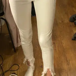 As snygga vita jeans med slitning vid slutet! Liten i storlek! Är en 36 men skulle säga att den är mer XS/32. Frakt tillkommer!❤️