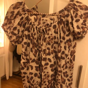Blus från Fira/Cirkus - Super fin blus från märket Fira. Knappast använd och är i väldigt fint skick. Passar perfekt till alla tillfällen! 👛 (Kan både mötas i hbg men även frakta, men isåfall står köparen för frakten)