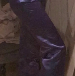 Sidenbyxor - Supercoola lila sidenbyxor i mycket bra skick. Byxorna är små i storleken det är därför dom säljs.  Bud sker i kommentarsfältet 💜