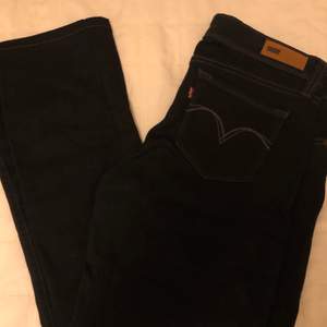 Supersnygga bootcut jeans från Levis i färgen mörkblå 😍 (Kan mötas i Hbg men kan även frakta, isåfall står köparen för fraktavgiften!) 
