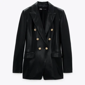 läderimitation kavaj  - läderimitation kavaj från Zara, aldrig använd köpt för 3 månader sen priset kan diskuteras vid snabb affär.